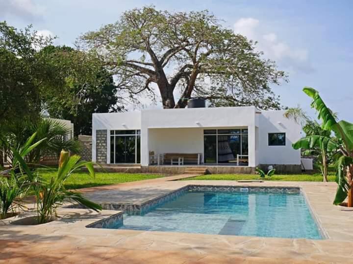 4 U Luxury Bungalows Diani ディアニ・ビーチ エクステリア 写真