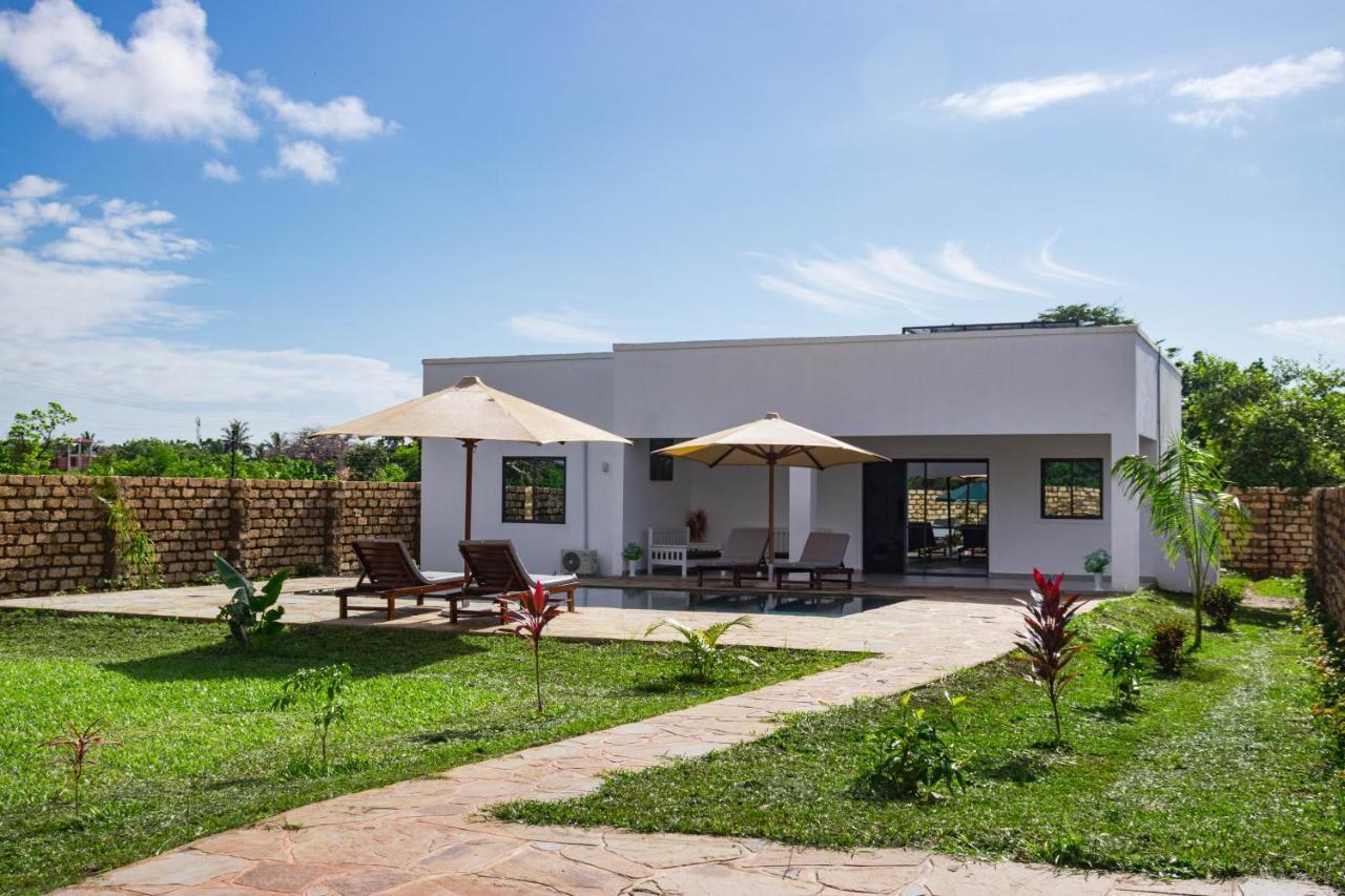 4 U Luxury Bungalows Diani ディアニ・ビーチ エクステリア 写真