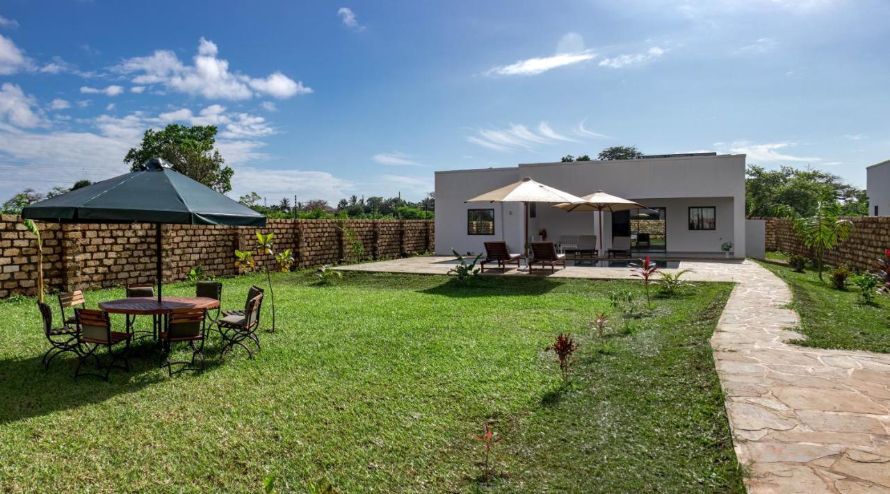 4 U Luxury Bungalows Diani ディアニ・ビーチ エクステリア 写真