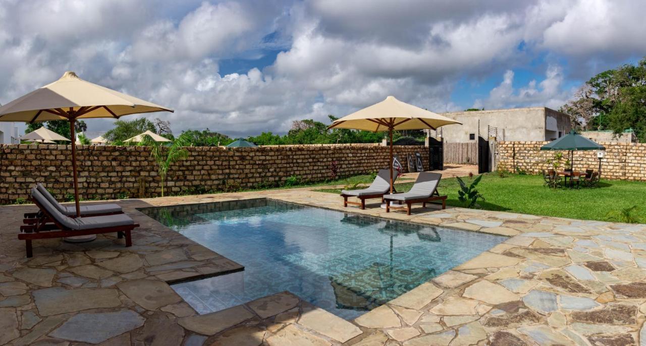 4 U Luxury Bungalows Diani ディアニ・ビーチ エクステリア 写真