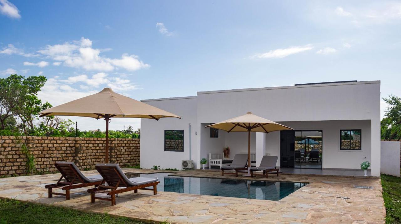 4 U Luxury Bungalows Diani ディアニ・ビーチ エクステリア 写真